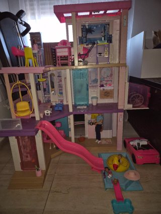 Casa Barbie con Muñecas y Accesorios