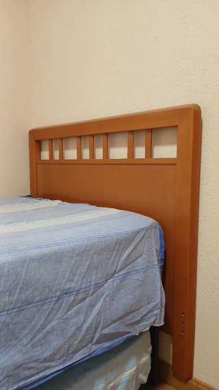 Armario de madera con espejo, mesilla y cabecero