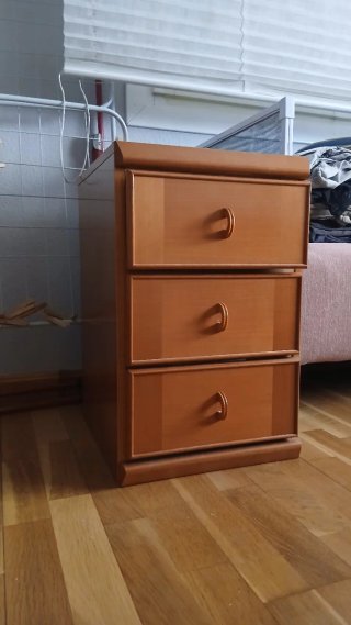 Armario de madera con espejo, mesilla y cabecero