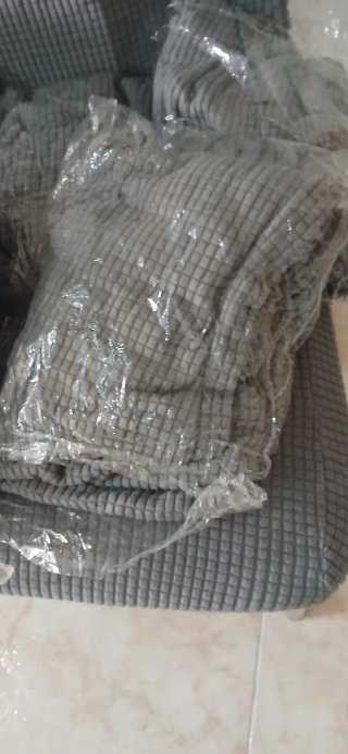Fundas para sillas de color gris.
