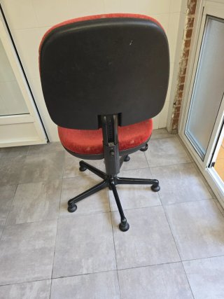 Silla de oficina roja y negra