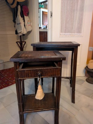 Mesa auxiliar de bambú y madera