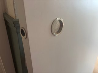Puerta corredera blanca interior estilo granero