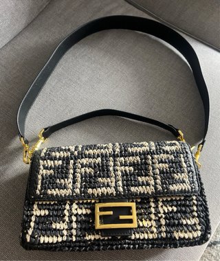 Borsa Fendi in rafia con design intrecciato in nero e beige