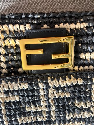 Borsa Fendi in rafia con design intrecciato in nero e beige