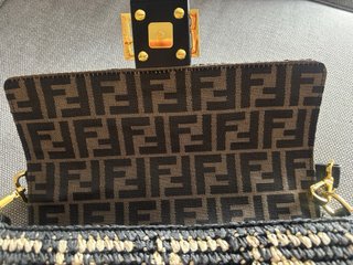 Borsa Fendi in rafia con design intrecciato in nero e beige