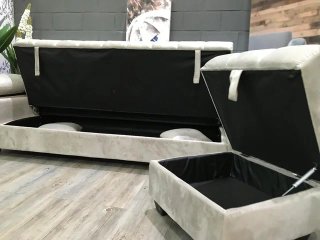 Sofá modular beige con puff