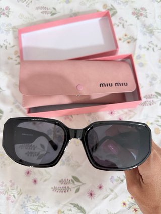 Gafas de sol Miu Miu negras