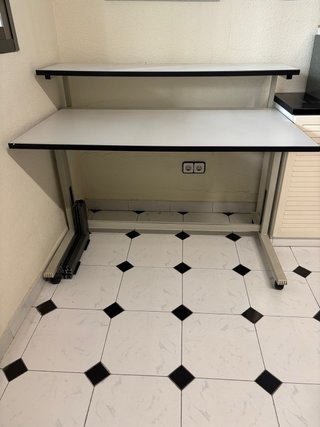 Mesa para ordenador con suplemento superior.