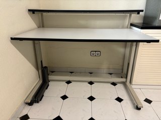 Mesa para ordenador con suplemento superior.
