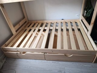 Litera de madera con cajones