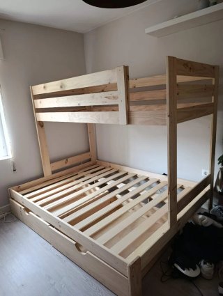 Litera de madera con cajones