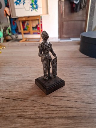 Figura armadura medieval bronce