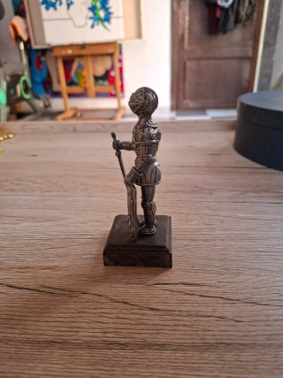 Figura armadura medieval bronce