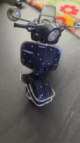 Vespa Blu Scintillante Modello da Collezione