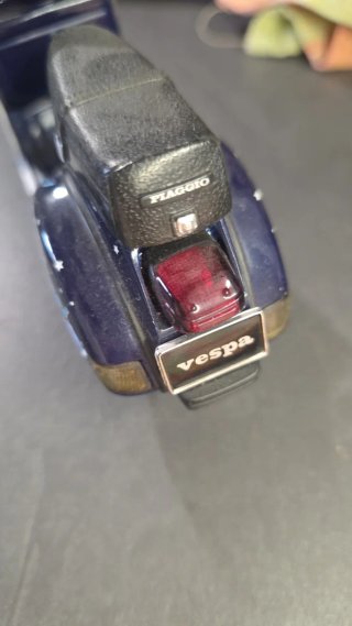Vespa Blu Scintillante Modello da Collezione