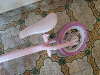 Bicicleta de equilibrio rosa