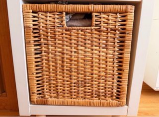 Mueble Kallax 2 cestas mimbre y patas