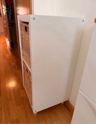Mueble Kallax 2 cestas mimbre y patas