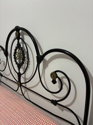 Cabecero de cama de forja negro y dorado 135