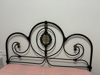 Cabecero de cama de forja negro y dorado 135