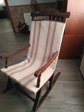 Mecedora de madera y tela