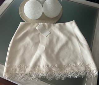 Falda Zara beige con encaje