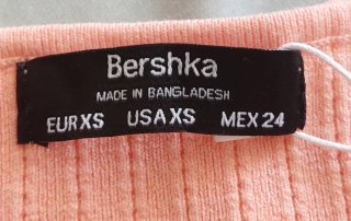 CAMISETA DE MUJER CON ETIQUETAS