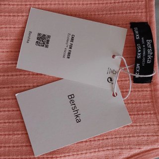 CAMISETA DE MUJER CON ETIQUETAS