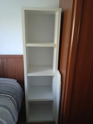 Mueble blanco con baldas