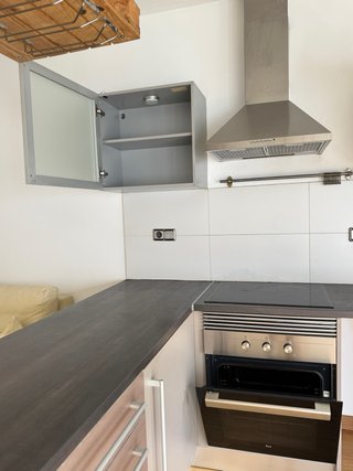 Cocina completa con vitrocerámica, campana y horno