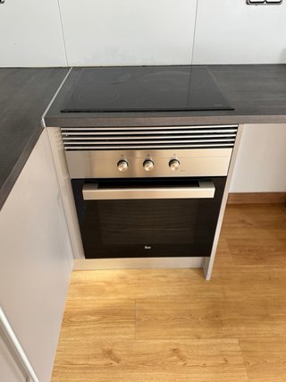 Cocina completa con vitrocerámica, campana y horno