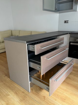 Cocina completa con vitrocerámica, campana y horno