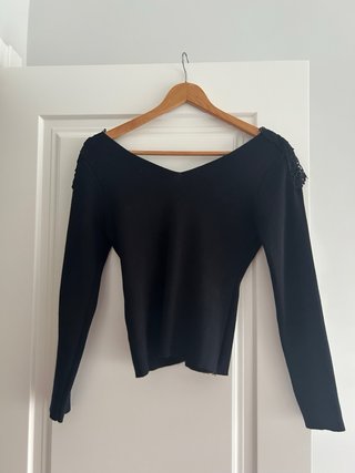 Jersey negro con encaje y botones nacarados