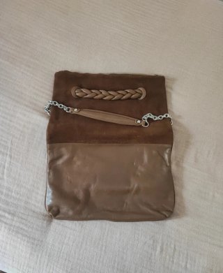 Bolso de mano ante Cortefiel marrón