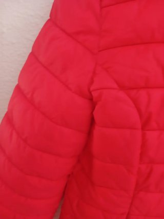 Chaqueta acolchada roja nueva.