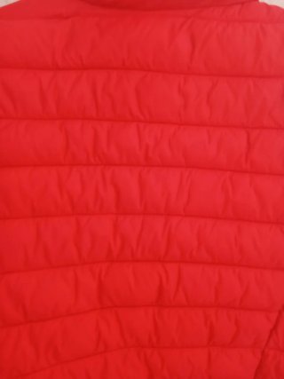 Chaqueta acolchada roja nueva.