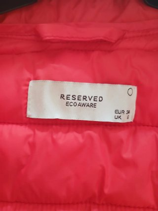 Chaqueta acolchada roja nueva.