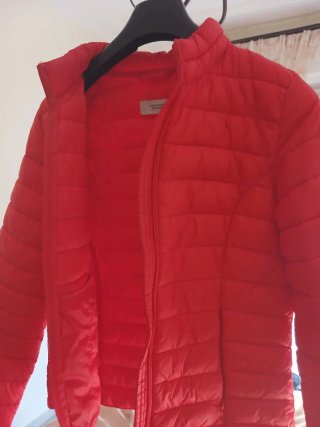 Chaqueta acolchada roja nueva.