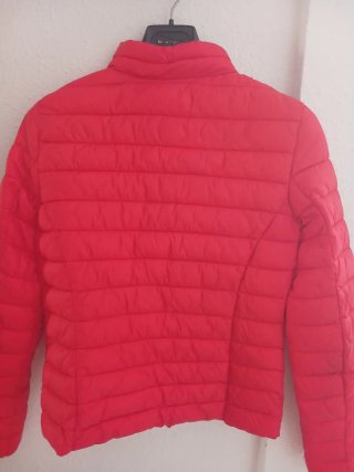 Chaqueta acolchada roja nueva.