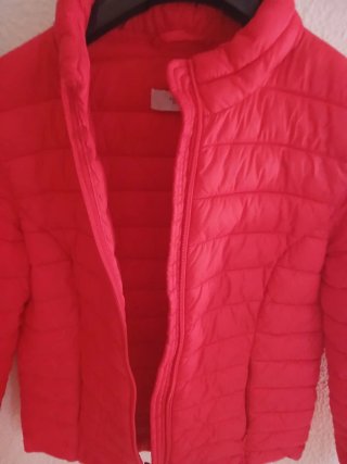 Chaqueta acolchada roja nueva.