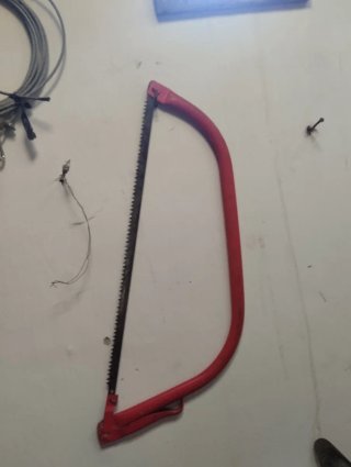 Serrucho de arco rojo