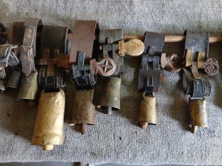 Lote cencerros antiguos cuero y madera