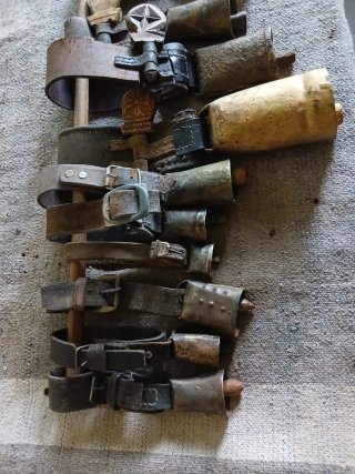 Lote cencerros antiguos cuero y madera