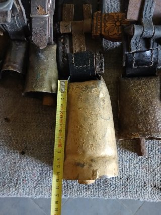 Lote cencerros antiguos cuero y madera