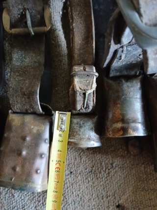 Lote cencerros antiguos cuero y madera