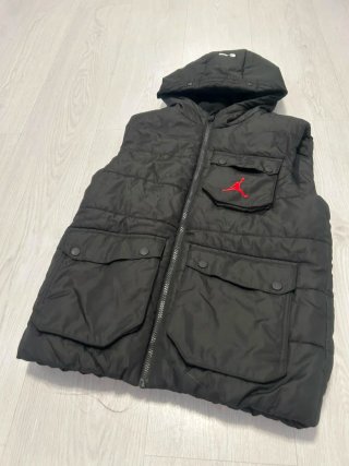 Chaleco Jordan Negro con Capucha