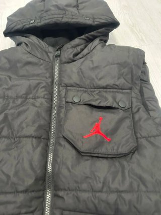 Chaleco Jordan Negro con Capucha