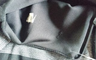 Vestido de mujer con rayas plateadas y negras