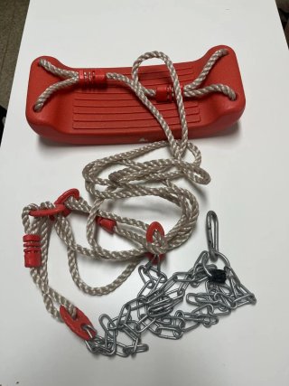 Columpio infantil rojo con cadenas